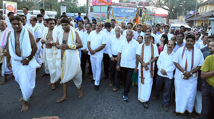 ​ಮಂಗಳೂರು, ಕಟೀಲು, ಕಾಪುಗಳಿಂದ ಹೊರೆ ಕಾಣಿಕೆ